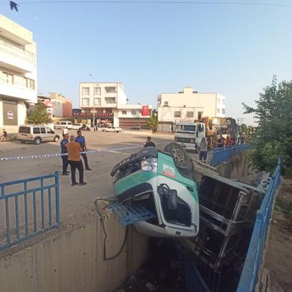 Adana'da çöp kamyonu sulama kanalına devrildi; 3 yaralı
