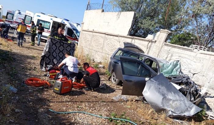 Diyarbakır’da lastiği patlayan otomobil istinat duvarına çarptı: 1 ölü, 6 yaralı