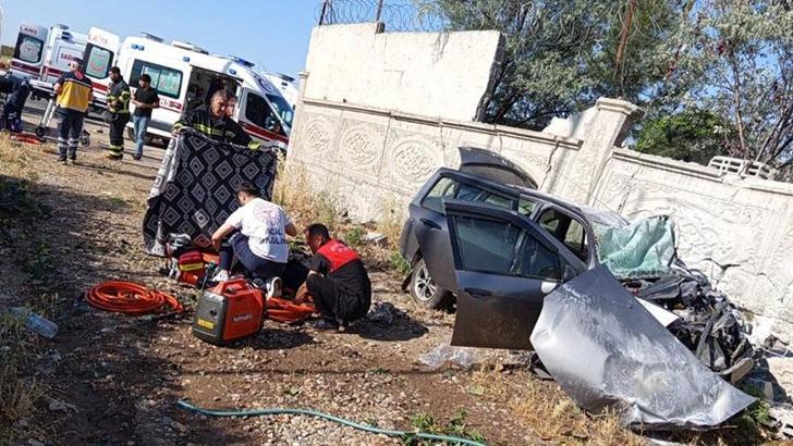 Diyarbakır’da lastiği patlayan otomobil istinat duvarına çarptı: 1 ölü, 6 yaralı
