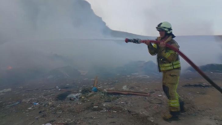 İstanbul - Silivri'de hurdalık alandaki yangın 3 saatte söndürüldü