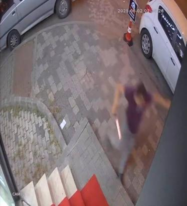 İstanbul - Küçükçekmece’de tartıştığı eski çalışanını satırla kovaladı