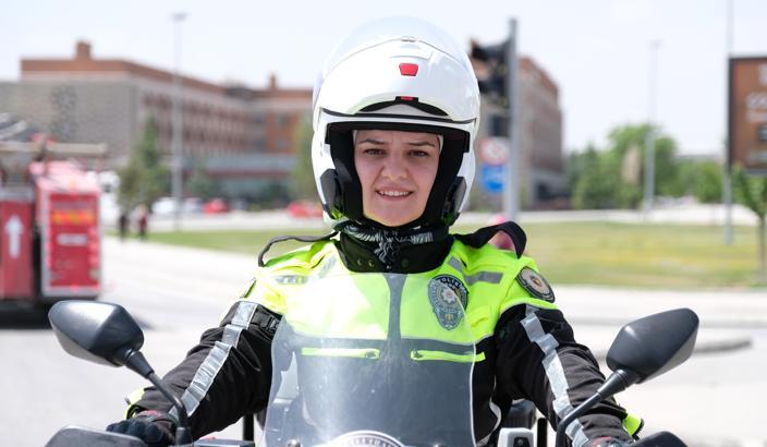 Polis Safiye, tutkusu motosikletle trafik güvenliğini sağlıyor