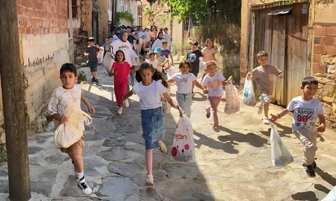 ‘Adak toplama’ geleneği 7 asırdır yaşatılıyor; çocuklar kapı kapı dolaşıp şeker ve tatlı topluyor