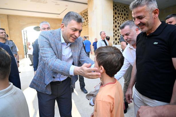 Vali Şahin, kamu görevlileri ve vatandaşlarla bayramlaştı