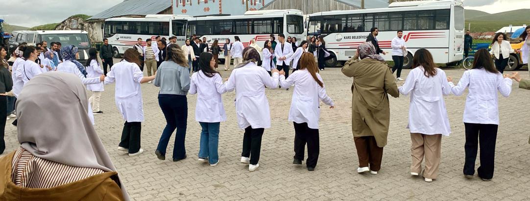 Hemşirelik öğrencileri, sağlık taramasından geçirdikleri köylülerle halay çekti