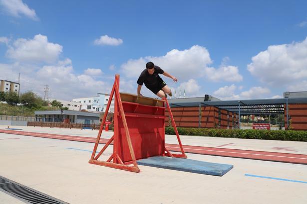 İtfaiye eri adayları parkur sınavına hazırlanıyor
