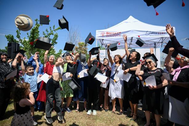 Bornova'da Sağlıklı Yaş Merkezi ilk mezunlarını verdi