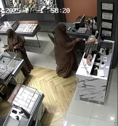 İstanbul - İstanbul'da 5 kuyumcudan 3 milyon liralık ziynet eşyası çaldılar; 16 yaşında 51 suç kaydı var