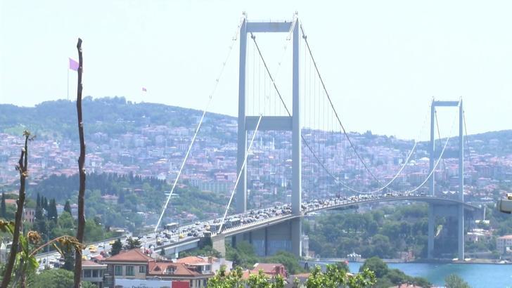 İstanbul- 15 Temmuz Şehitler Köprüsü'ne çıkan kişi nedeniyle trafik durma noktasına geldi