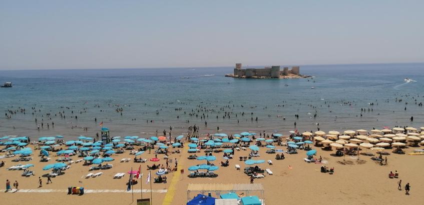 Mersin'de plajlar doldu