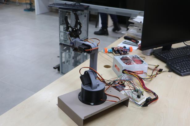 Meslek lisesi öğretmenleri ve öğrencilerinden ‘Robotik Kol’ projesi