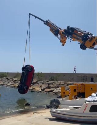 El freni çekilmeyen otomobil, denize düştü