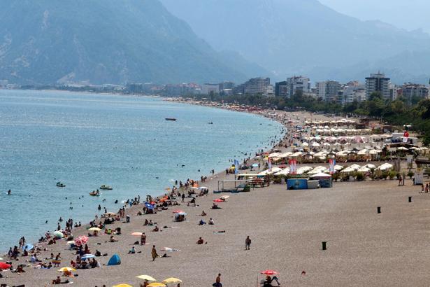 Antalya sahillerinde bayram yoğunluğu