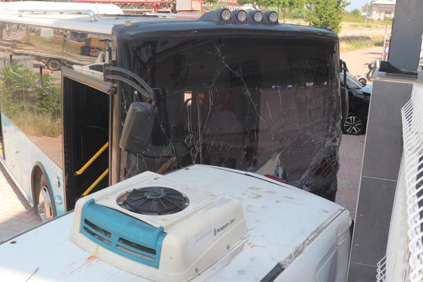 Kontrolsüz kavşakta kaza: 3 yaralı