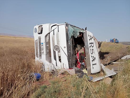 Mardin'de devrilen akaryakıt yüklü tankerin sürücüsü yaralandı