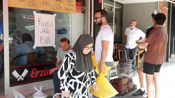 Kurban etlerini kıyma yapmak isteyenler kasaplarda yoğunluk oluşturdu