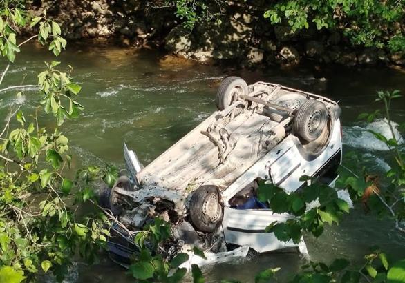 Hafif ticari araç dereye yuvarlandı: 2 ölü, 1 yaralı