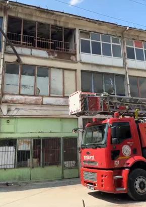 Depoda mahsur kalan köpekleri, itfaiye kurtardı