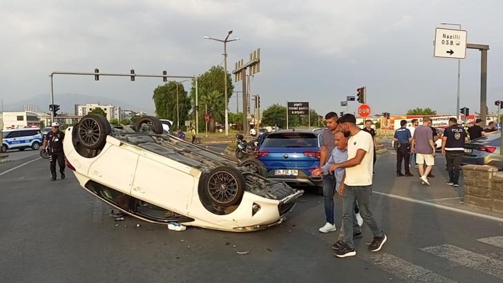 Aydın'da iki otomobilin çarpıştığı kaza kamerada: 5 yaralı