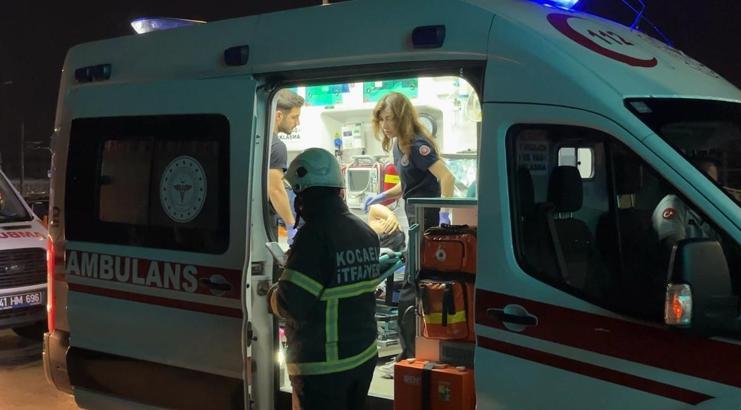 Hafif ticari araç yol ayrımındaki bariyere çarptı; 2 yaralı