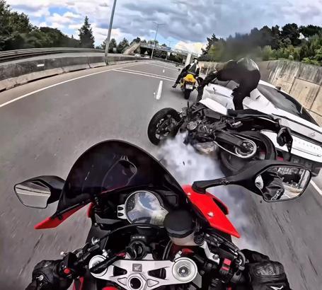 3 motosiklet ve otomobilin karıştığı kaza kask kamerasında