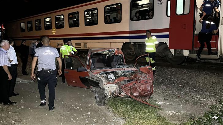 Yolcu treni, sürücüsünün raylara bırakıp kaçtığı otomobile çarptı