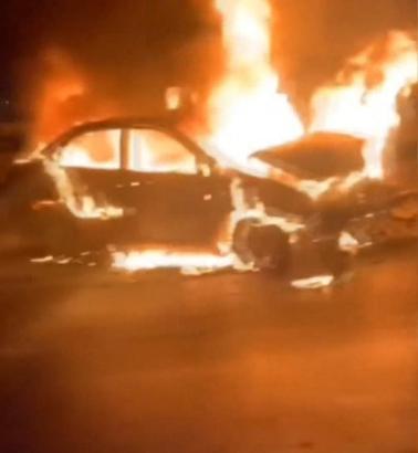 İstanbul - Bayrampaşa'da yayaya çarpmamak için bariyerlere çarpan otomobil alev aldı