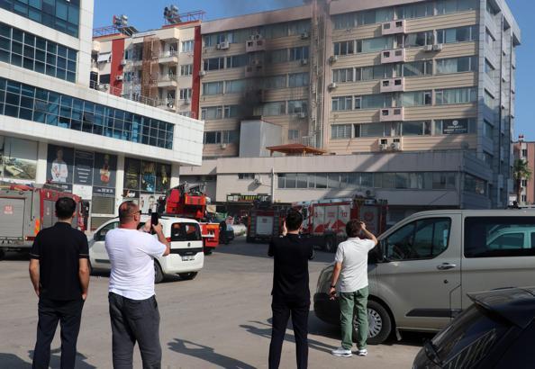 İş merkezindeki klima yangını korkuttu