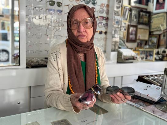 Eşi ve oğullarından kalan gözlükçü dükkanını tek başına ayakta tutuyor