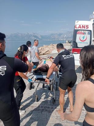 SUP board yaparken denizde fenalaşıp, boğulma tehlikesi geçirdi