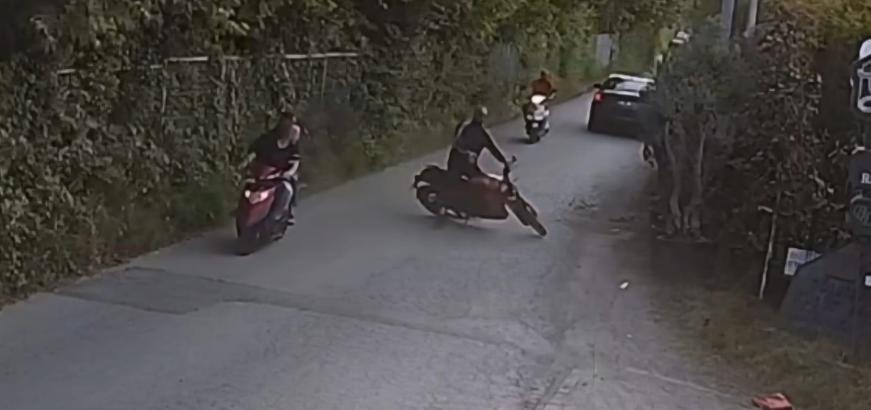 Devrilen motosikletin sürücüsü ağır yaralandı; kaza kamerada