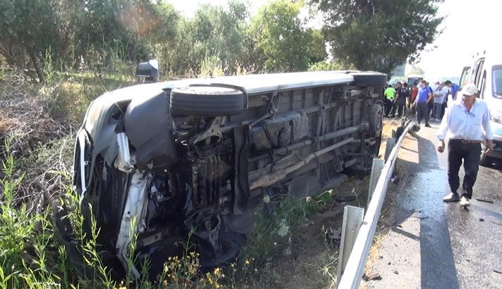 Tur minibüsü devrildi; 5 turist yaralandı