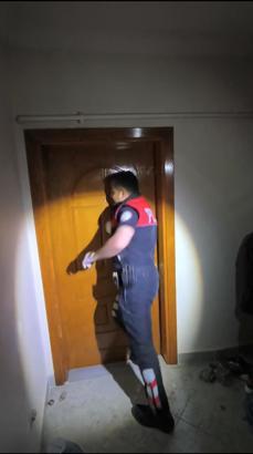 İstanbul - Sarıyer'de uyuşturucu serasına çevrilen eve baskın: Polis kapıyı kırarak açtı