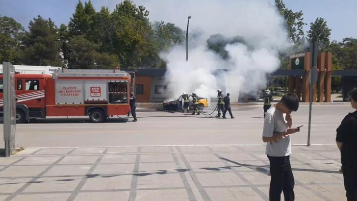 Elazığ'da taksi alev alev yandı, o anlar kamerada