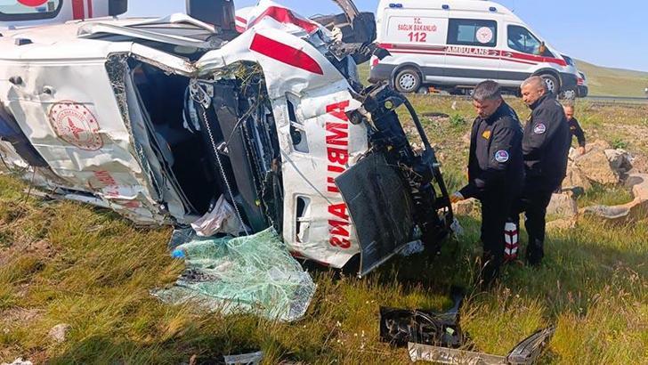 Şarampole devrilen ambulansta 4 sağlıkçı yaralandı