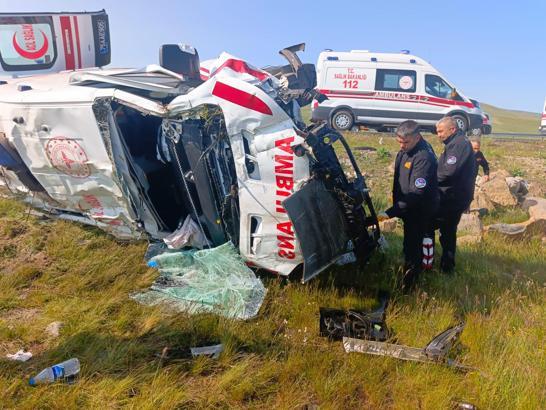 Şarampole devrilen ambulansta 4 sağlıkçı yaralandı