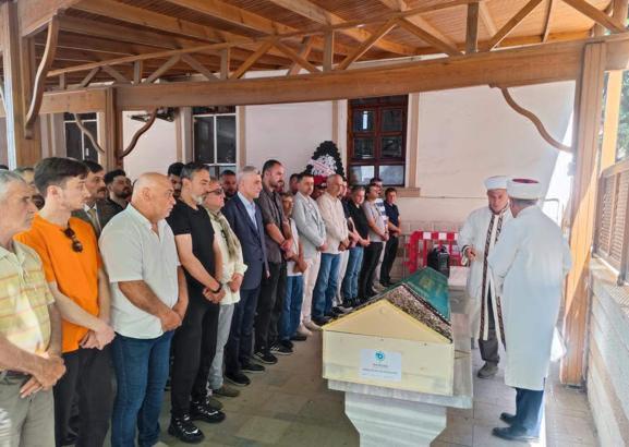 Bakan Bolat, eşinin teyzesinin cenazesine katıldı