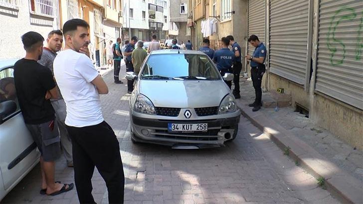 Zeytinburnu'nda otomobil doğal gaz kutusuna çarptı; gaz sızıntısı korkuya neden oldu