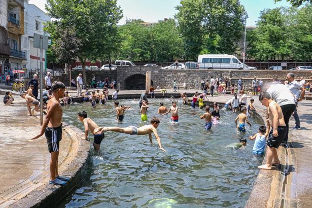 Diyarbakır’da çocuklar, tehlikeye rağmen Anzele Parkı’ndaki süs havuzunda serinledi