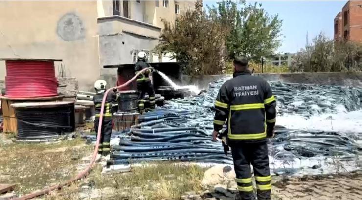 Batman’da, şantiyedeki plastik boru ve kablolar alev alev yandı