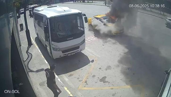 Elazığ'da ticari taksi alev alev yandı (2)