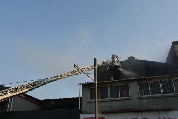 İzmir'de atıl haldeki fabrikanın bahçesi ile yakınındaki TIR garajında yangın (2)