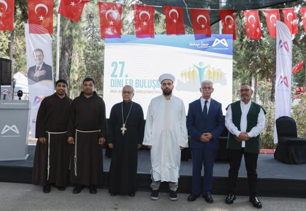 Din adamları, Mersin'deki Hoşgörü Mezarlığı'nda halkla bayramlaştı