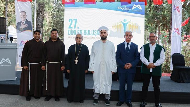 Din adamları, Mersin'deki Hoşgörü Mezarlığı'nda halkla bayramlaştı