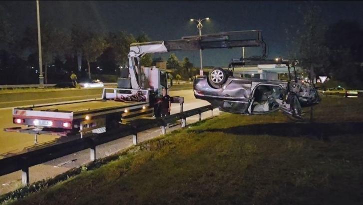 İstanbul- Bayrampaşa'da otomobil bariyerlere çarpıp takla attı: 1 ölü, 3 yaralı