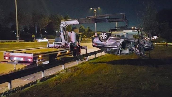 Bayrampaşa'da otomobil bariyerlere çarpıp takla attı: 1 ölü, 3 yaralı