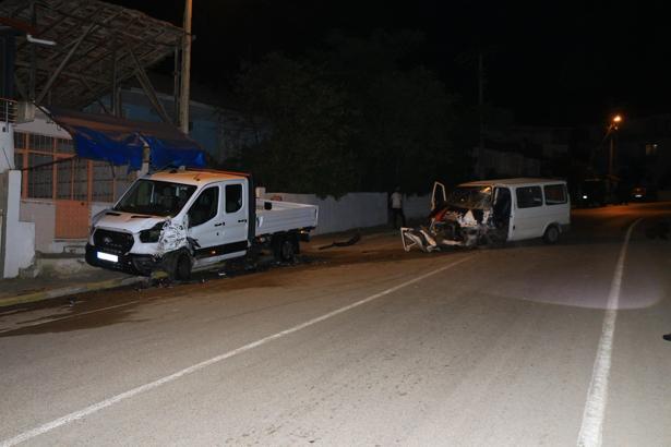 Kamyonete çarpan minibüsün şoförünü itfaiyeye kurtardı