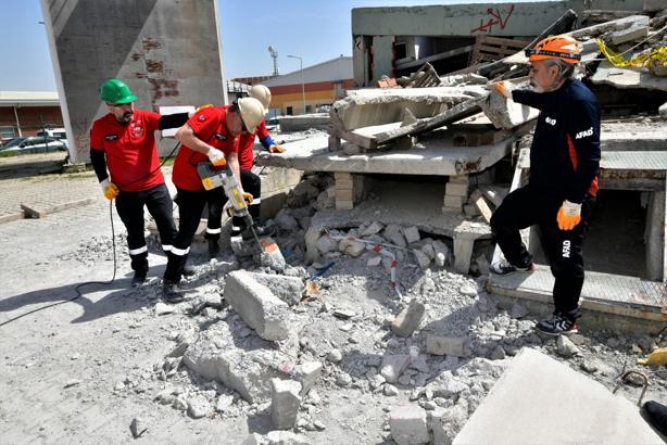 Bornova Belediyesi'nin ilk arama kurtarma ekibi göreve hazır