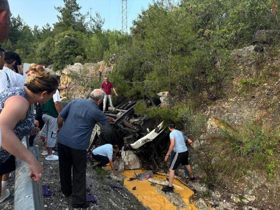 Devrilen kamyonun sürücüsü öldü