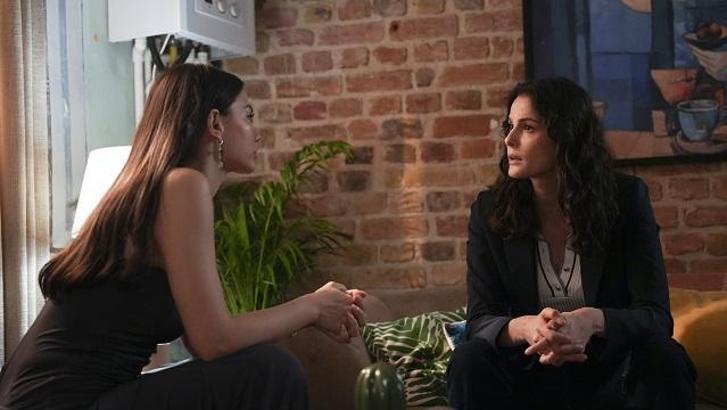 Eşref Rüya'nın Çiğdem Komiser’i yoğun set temposuna konser arası verdi